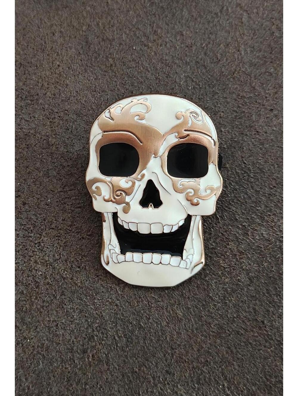 2023 Busch Gardens Howl-O-Scream Skull Enamel Pin - Picture 6 of 9